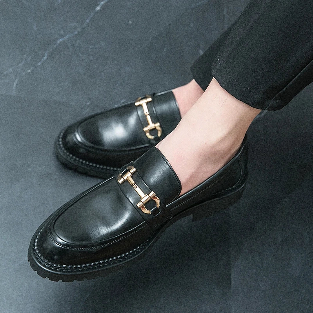 Sapato Masculino Loafer Marcanzzi MZ363 na cor preta com costura dupla e solado vulcanizado. Estilo marcante e aderência para o dia a dia.