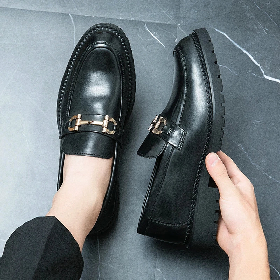 Sapato Masculino Loafer Marcanzzi MZ363 na cor preta com costura dupla e solado vulcanizado. Estilo marcante e aderência para o dia a dia.
