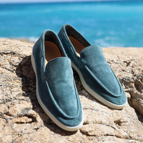 Sapato Masculino Loafer Marcanzzi MZ367: elegância casual em camurça macia, ideal para ocasiões especiais. Conforto e estilo para trajes sociais ou descontraído