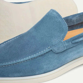 Sapato Masculino Loafer Marcanzzi MZ367: elegância casual em camurça macia, ideal para ocasiões especiais. Conforto e estilo para trajes sociais ou descontraído