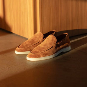 Sapato Masculino Loafer Marcanzzi MZ367: elegância casual em camurça macia, ideal para ocasiões especiais. Conforto e estilo para trajes sociais ou descontraído