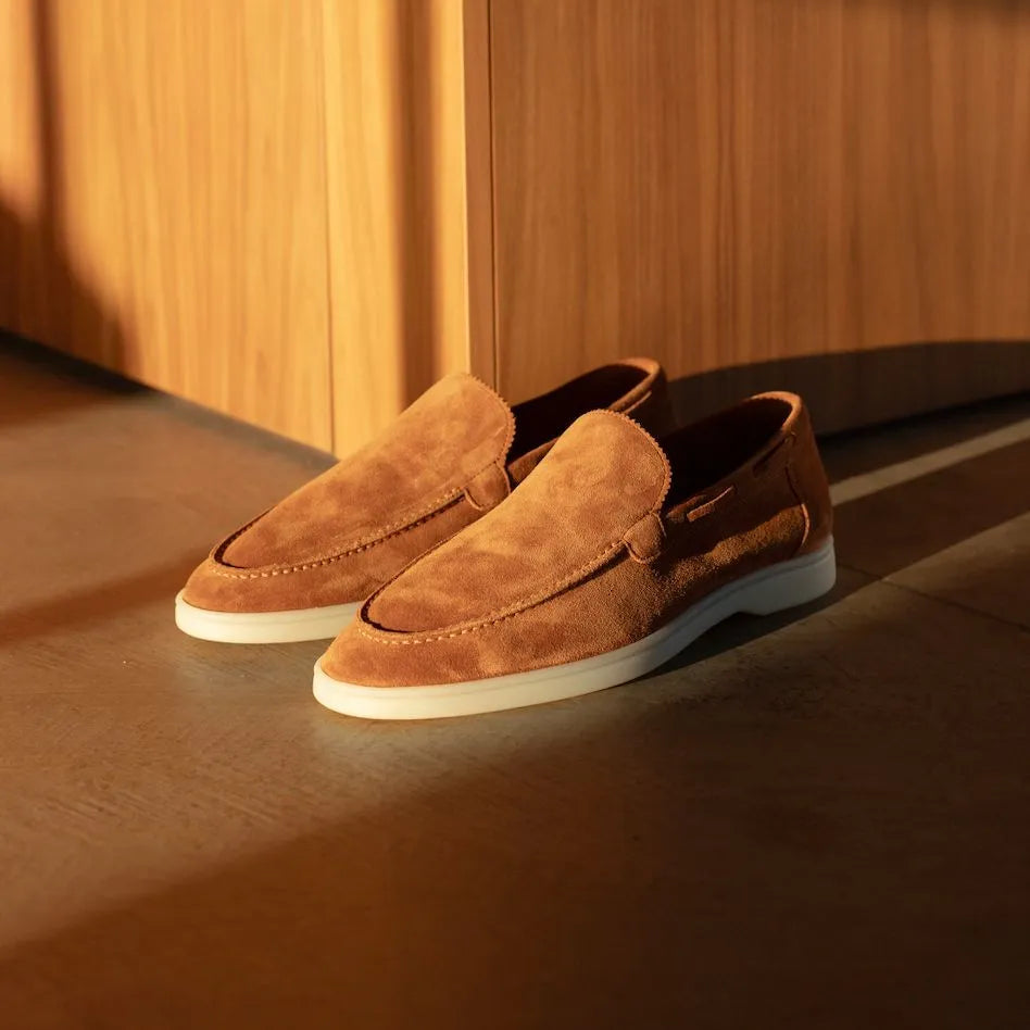 Sapato Masculino Loafer Marcanzzi MZ367: elegância casual em camurça macia, ideal para ocasiões especiais. Conforto e estilo para trajes sociais ou descontraído