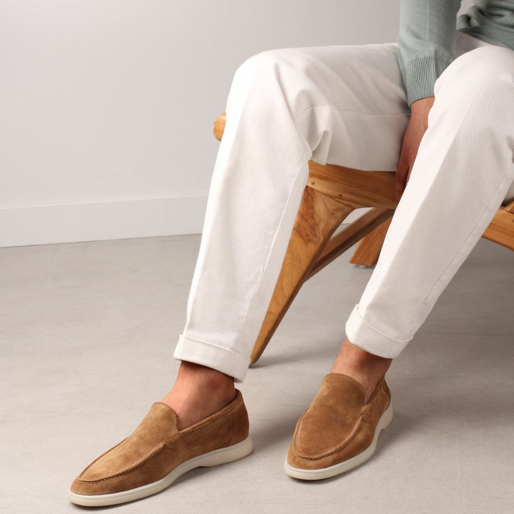 Sapato Masculino Loafer Marcanzzi MZ367: elegância casual em camurça macia, ideal para ocasiões especiais. Conforto e estilo para trajes sociais ou descontraído
