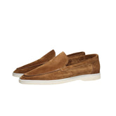 Sapato Masculino Loafer Marcanzzi MZ367: elegância casual em camurça macia, ideal para ocasiões especiais. Conforto e estilo para trajes sociais ou descontraído
