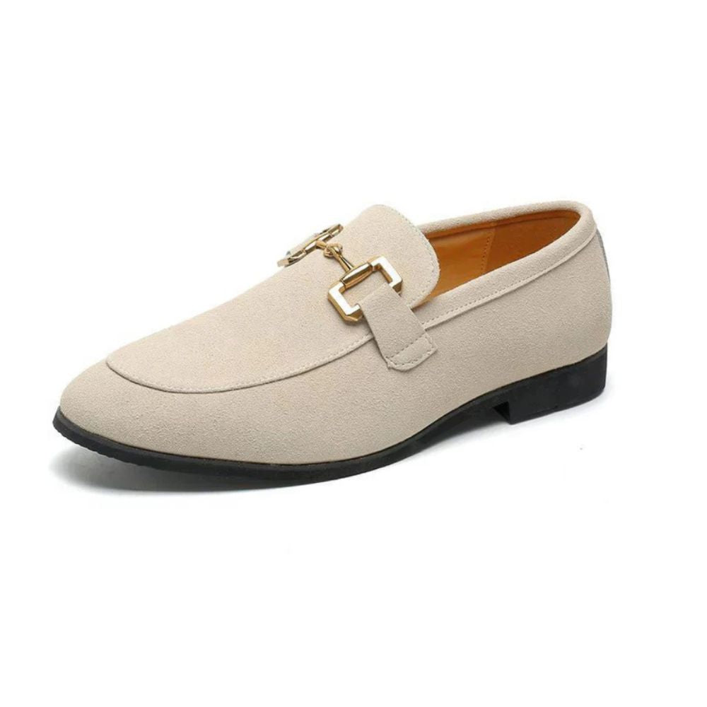 Sapato Masculino Loafer Marcanzzi MZ368 em camurça macia com fivela sofisticada. Elegância casual e conforto para ocasiões especiais e ambientes descontraídos.