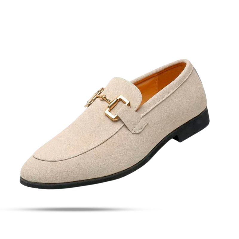 Sapato Masculino Loafer Marcanzzi MZ368 em camurça macia com fivela sofisticada. Elegância casual e conforto para ocasiões especiais e ambientes descontraídos.