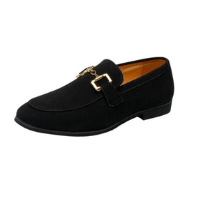 Sapato Masculino Loafer Marcanzzi MZ368 em camurça macia com fivela sofisticada. Elegância casual e conforto para ocasiões especiais e ambientes descontraídos.