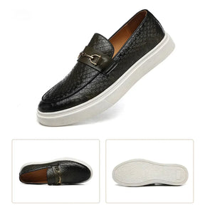 Sapato Masculino Loafer Marcanzzi MZ369 com padrão em escamas, acabamento premium e sola vulcanizada. Disponível em marrom e preto.