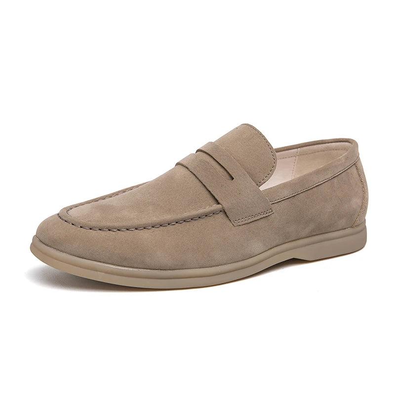Sapato Masculino Loafer Marcanzzi MZ370 em camurça, elegante e versátil. Ideal para trabalho e lazer, oferece conforto, estilo atemporal e ajuste impecável.