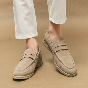 Sapato Masculino Loafer Marcanzzi MZ370 em camurça, elegante e versátil. Ideal para trabalho e lazer, oferece conforto, estilo atemporal e ajuste impecável.