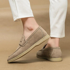 Sapato Masculino Loafer Marcanzzi MZ370 em camurça, elegante e versátil. Ideal para trabalho e lazer, oferece conforto, estilo atemporal e ajuste impecável.