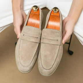 Sapato Masculino Loafer Marcanzzi MZ370 em camurça, elegante e versátil. Ideal para trabalho e lazer, oferece conforto, estilo atemporal e ajuste impecável.