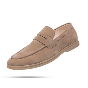 Sapato Masculino Loafer Marcanzzi MZ370 em camurça, elegante e versátil. Ideal para trabalho e lazer, oferece conforto, estilo atemporal e ajuste impecável.