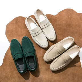Sapato Masculino Loafer Marcanzzi MZ370 em camurça, elegante e versátil. Ideal para trabalho e lazer, oferece conforto, estilo atemporal e ajuste impecável.
