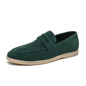 Sapato Masculino Loafer Marcanzzi MZ370 em camurça, elegante e versátil. Ideal para trabalho e lazer, oferece conforto, estilo atemporal e ajuste impecável.