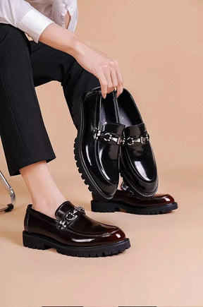 Sapato Masculino Loafer Marcanzzi MZ373 em couro envernizado, solado tratorado, costura dupla. Disponível nas cores vinho tinto e preto. Elegância e conforto.