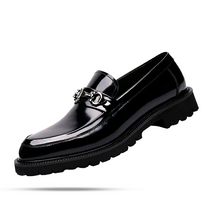 Sapato Masculino Loafer Marcanzzi MZ373 em couro envernizado, solado tratorado, costura dupla. Disponível nas cores vinho tinto e preto. Elegância e conforto.