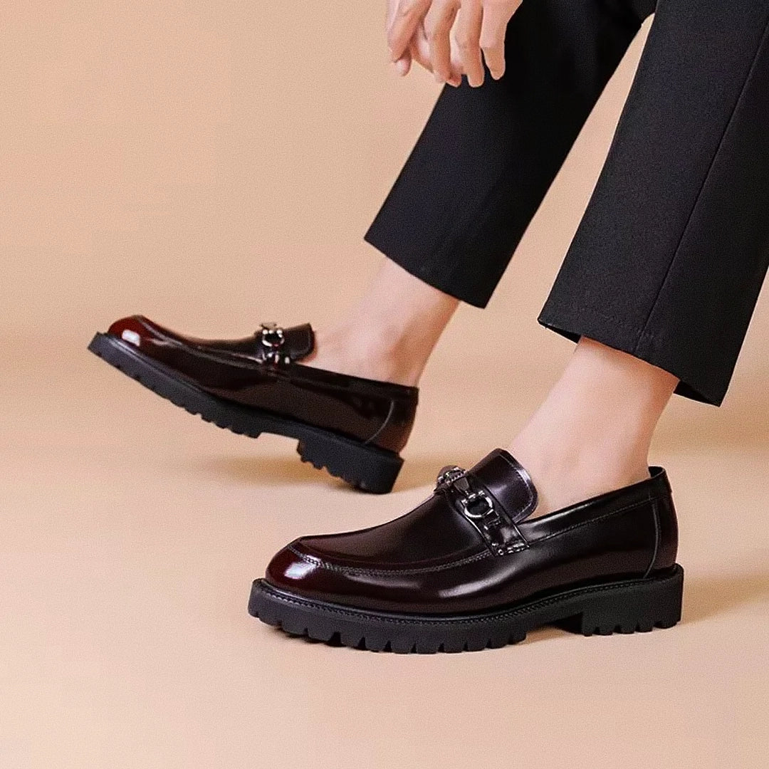 Sapato Masculino Loafer Marcanzzi MZ373 em couro envernizado, solado tratorado, costura dupla. Disponível nas cores vinho tinto e preto. Elegância e conforto.