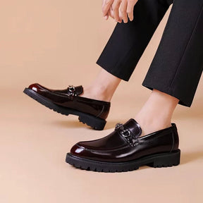 Sapato Masculino Loafer Marcanzzi MZ373 em couro envernizado, solado tratorado, costura dupla. Disponível nas cores vinho tinto e preto. Elegância e conforto.