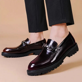 Sapato Masculino Loafer Marcanzzi MZ373 em couro envernizado, solado tratorado, costura dupla. Disponível nas cores vinho tinto e preto. Elegância e conforto.