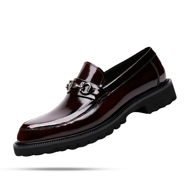 Sapato Masculino Loafer Marcanzzi MZ373 em couro envernizado, solado tratorado, costura dupla. Disponível nas cores vinho tinto e preto. Elegância e conforto.