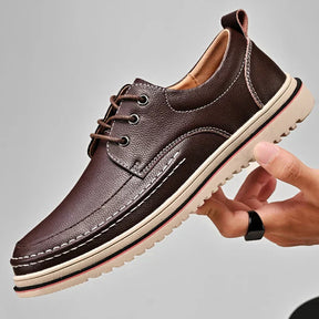 Sapato Masculino Marcanzzi MZ364 feito em materiais premium com acabamento refinado, palmilha macia e solado resistente para estilo e conforto diário.
