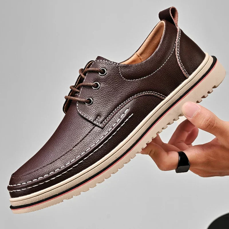 Sapato Masculino Marcanzzi MZ364 feito em materiais premium com acabamento refinado, palmilha macia e solado resistente para estilo e conforto diário.