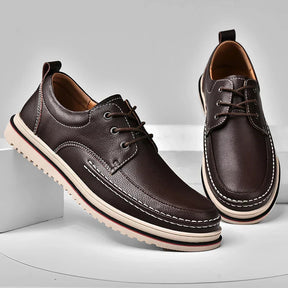 Sapato Masculino Marcanzzi MZ364 feito em materiais premium com acabamento refinado, palmilha macia e solado resistente para estilo e conforto diário.