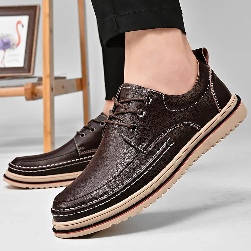 Sapato Masculino Marcanzzi MZ364 feito em materiais premium com acabamento refinado, palmilha macia e solado resistente para estilo e conforto diário.