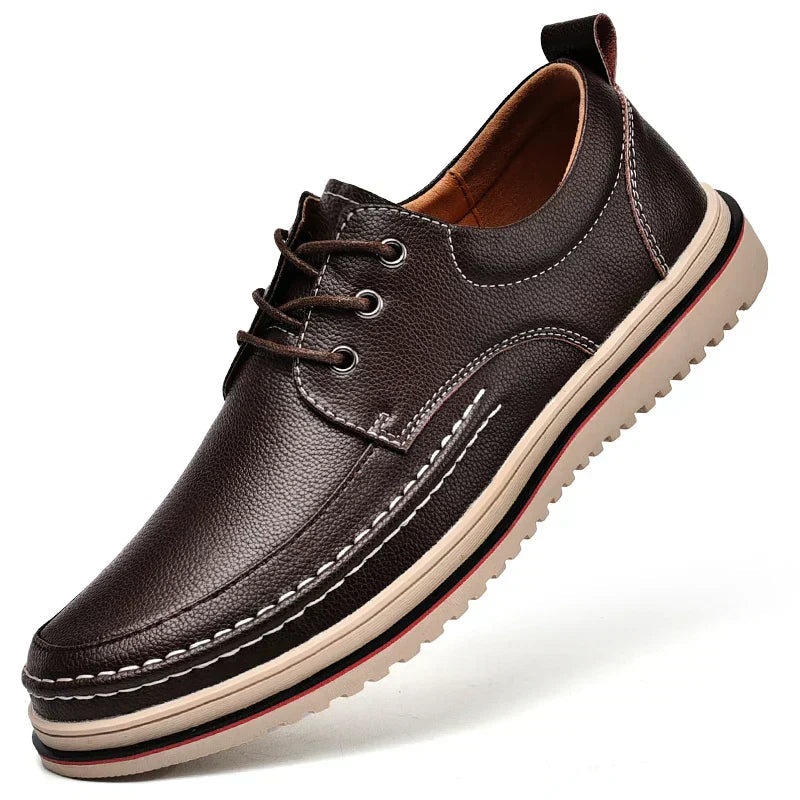 Sapato Masculino Marcanzzi MZ364 feito em materiais premium com acabamento refinado, palmilha macia e solado resistente para estilo e conforto diário.