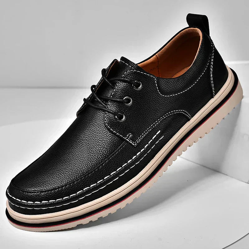 Sapato Masculino Marcanzzi MZ364 feito em materiais premium com acabamento refinado, palmilha macia e solado resistente para estilo e conforto diário.