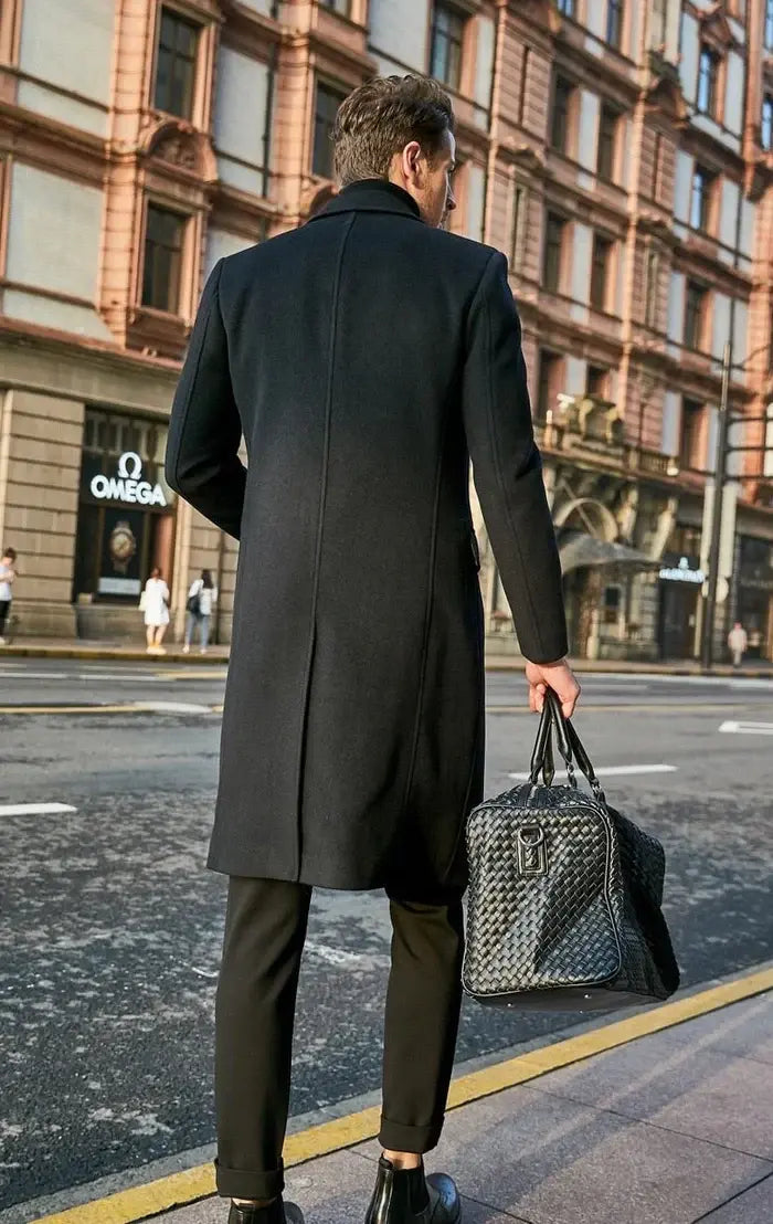 Sobretudo Longo de Lã Masculino Marcanzzi MZ097: luxo e sofisticação, design exclusivo, costuras reforçadas, tecido leve, conforto, resistente e durável.