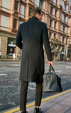 Sobretudo Longo de Lã Masculino Marcanzzi MZ097: luxo e sofisticação, design exclusivo, costuras reforçadas, tecido leve, conforto, resistente e durável.