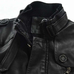 Sobretudo Masculino de Couro Marcanzzi MZ096: elegância e proteção com couro premium, design exclusivo, interior aquecido e resistência a rasgos.