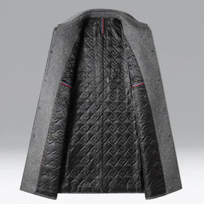 Sobretudo Masculino de Lã Grife Marcanzzi MZ093 com gola polo, costuras reforçadas, tecido anti-alérgico e acabamento sofisticado.