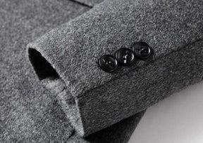 Sobretudo Masculino de Lã Grife Marcanzzi MZ093 com gola polo, costuras reforçadas, tecido anti-alérgico e acabamento sofisticado.