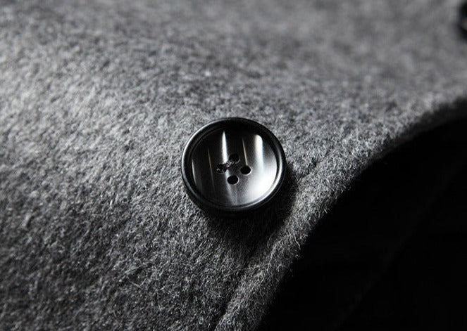 Sobretudo Masculino de Lã Grife Marcanzzi MZ093 com gola polo, costuras reforçadas, tecido anti-alérgico e acabamento sofisticado.