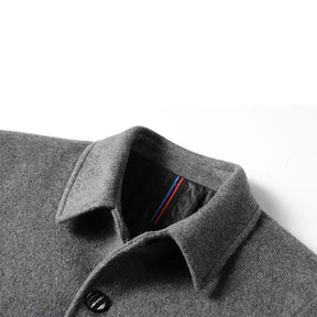 Sobretudo Masculino de Lã Grife Marcanzzi MZ093 com gola polo, costuras reforçadas, tecido anti-alérgico e acabamento sofisticado.