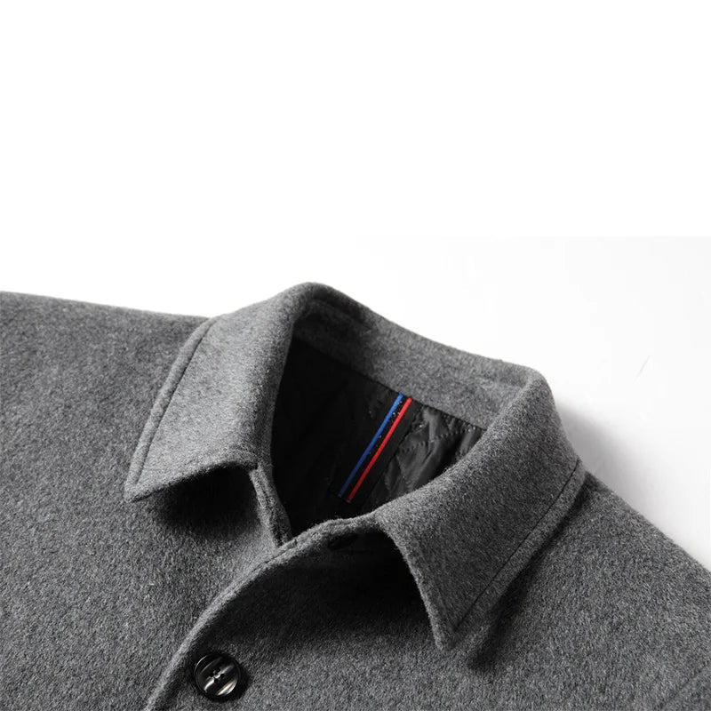 Sobretudo Masculino de Lã Grife Marcanzzi MZ093 com gola polo, costuras reforçadas, tecido anti-alérgico e acabamento sofisticado.