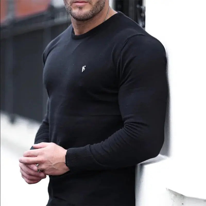 Suéter Masculino Marcanzzi MZ047 em lã superfina, elegante e confortável, com design atemporal e logotipo discreto. Ideal para looks casuais e formais.