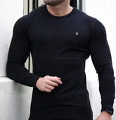 Suéter Masculino Marcanzzi MZ047 em lã superfina, elegante e confortável, com design atemporal e logotipo discreto. Ideal para looks casuais e formais.