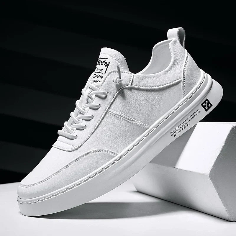 Tênis Masculino de Couro Marcanzzi MZ329 feito em couro premium, com palmilha ergonômica, solado antiderrapante e design elegante para uso diário.