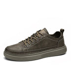 Tênis Masculino de Couro Marcanzzi MZ330 em couro legítimo premium, design versátil, palmilha anatômica e solado antiderrapante para estilo e conforto.