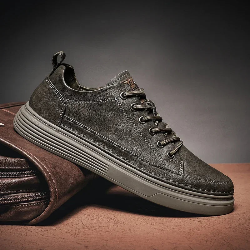 Tênis Masculino de Couro Marcanzzi MZ330 em couro legítimo premium, design versátil, palmilha anatômica e solado antiderrapante para estilo e conforto.