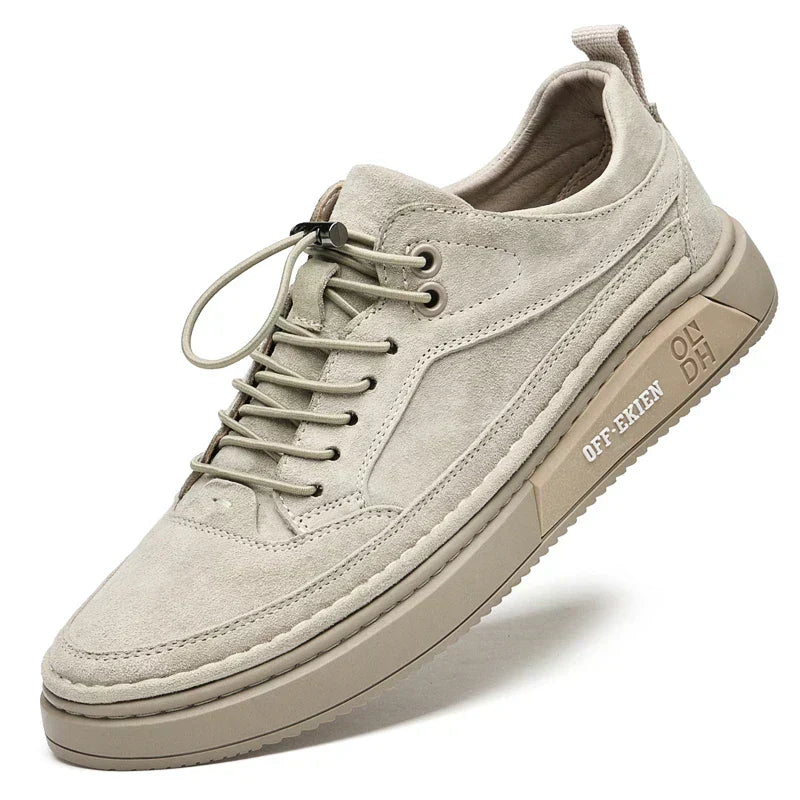 Tênis Masculino Marcanzzi MZ432 em camurça premium, elegante e confortável, com palmilha acolchoada e solado antiderrapante. Ideal para looks casuais e formais.