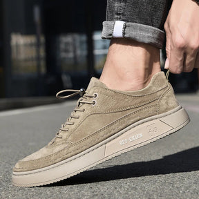 Tênis Masculino Marcanzzi MZ432 em camurça premium, elegante e confortável, com palmilha acolchoada e solado antiderrapante. Ideal para looks casuais e formais.