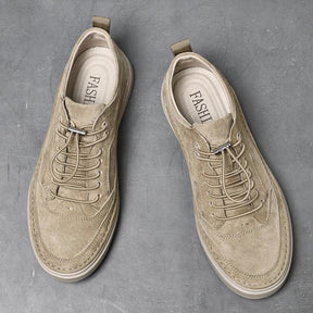 Tênis Masculino Marcanzzi MZ432 em camurça premium, elegante e confortável, com palmilha acolchoada e solado antiderrapante. Ideal para looks casuais e formais.