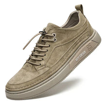 Tênis Masculino Marcanzzi MZ432 em camurça premium, elegante e confortável, com palmilha acolchoada e solado antiderrapante. Ideal para looks casuais e formais.