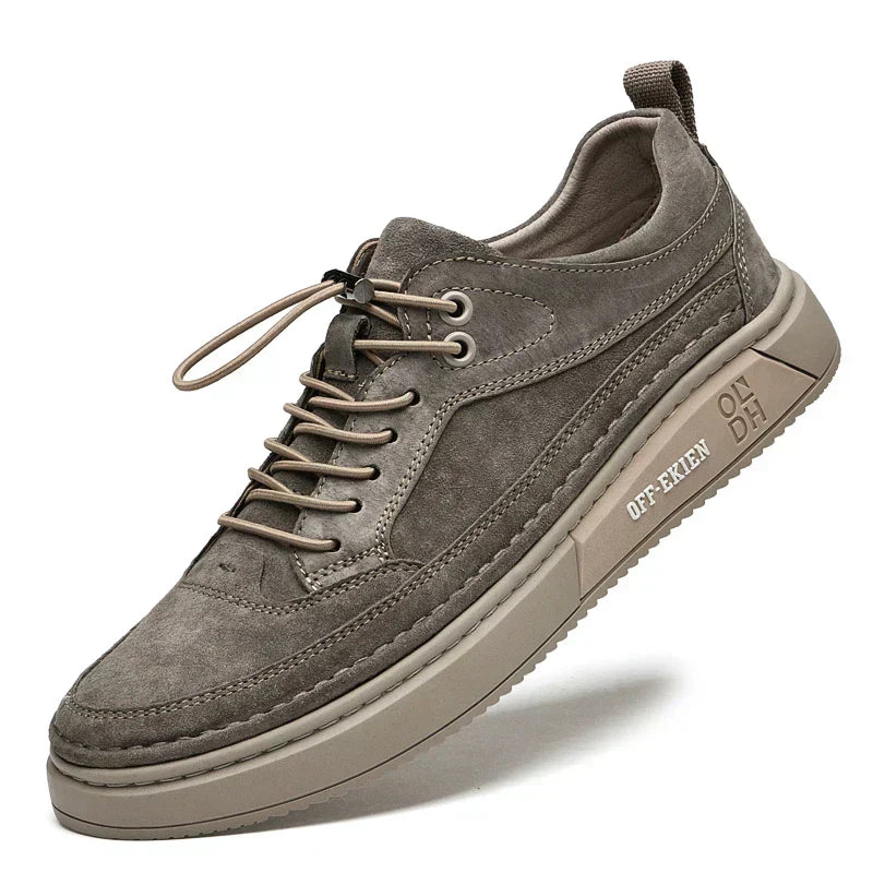 Tênis Masculino Marcanzzi MZ432 em camurça premium, elegante e confortável, com palmilha acolchoada e solado antiderrapante. Ideal para looks casuais e formais.