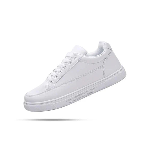 Tênis Masculino em Couro Marcanzzi MZ377 em couro ecológico premium com cadarço ajustável, solado antiderrapante e design versátil para estilo e conforto.